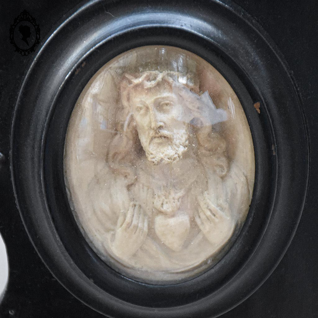 Paire de cadres reliquaires verre bombé noir ovale Christ et Marie calcaire pétrifié ancien Napoléon 3