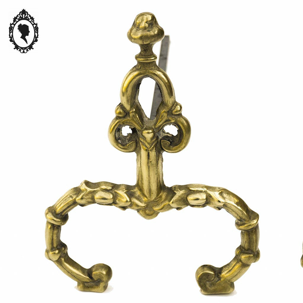 Petite et fine paire de chenets en bronze doré style Louis XV accessoire de cheminée ancien