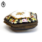 Pilulier boite romantique noir, or fleurie sur porcelaine blanche vintage signée