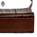 Sac à main cuir croco marron porté épaule femme chic vintage