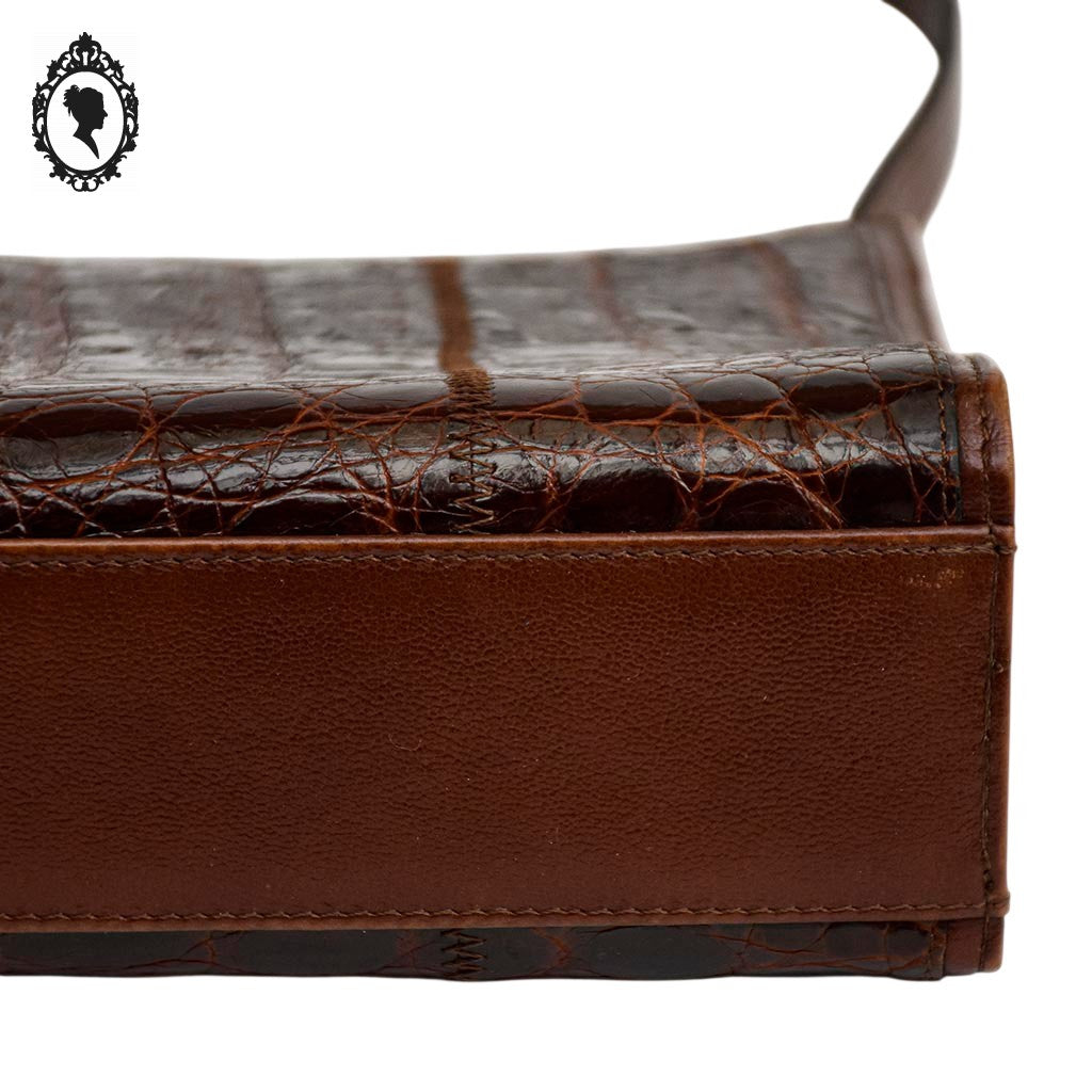 Sac à main cuir croco marron porté épaule femme chic vintage