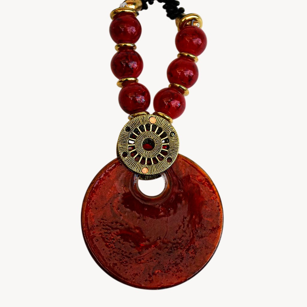 Collier style Murano rouge et doré, pendentif rond et perles noires rocailles