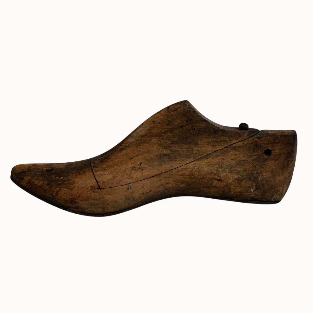 Forme de cordonnier en bois patiné – Charme d’atelier
