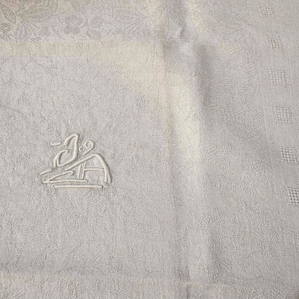 Lot 10 serviettes anciennes en damassé fleuri beige – Monogramme JA