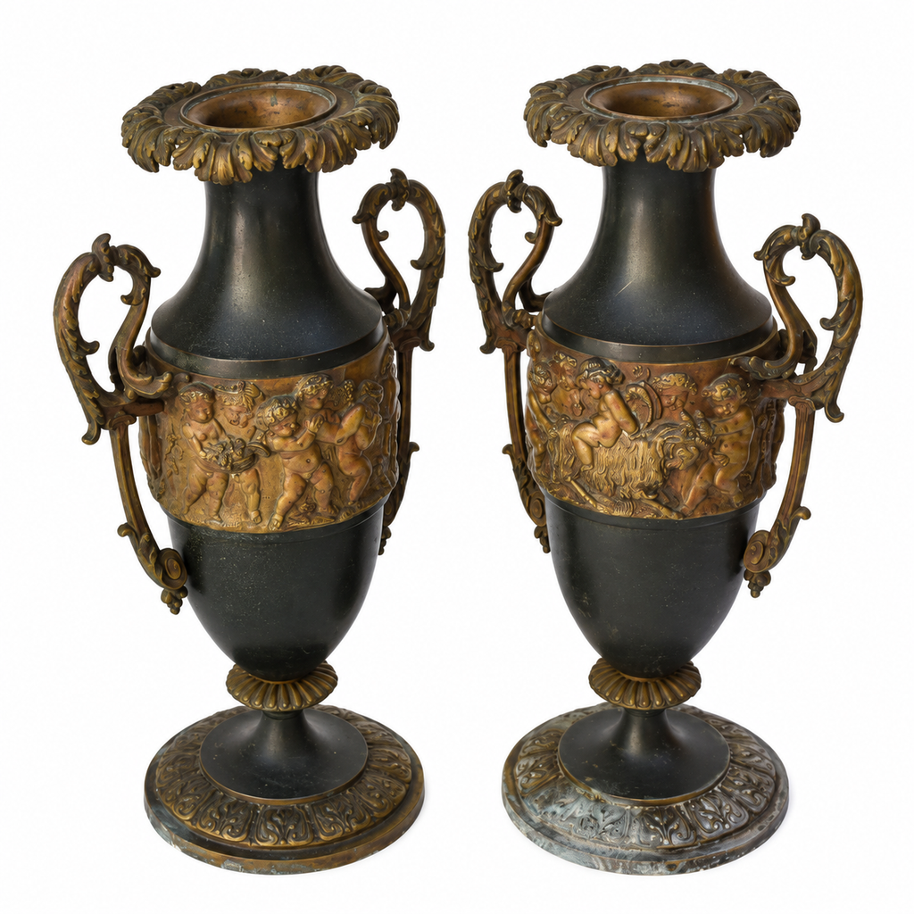 Paire de cassolettes décoratives à anses ornées et décors de putti, régule patine verte et dorée