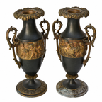 Paire de cassolettes décoratives à anses ornées et décors de putti, régule patine verte et dorée
