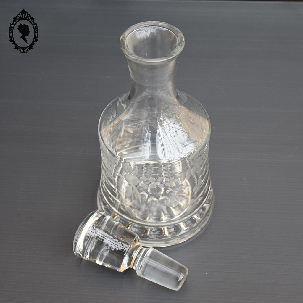 Belle carafe ancienne en verre blanc très épais avec bouchon Art déco
