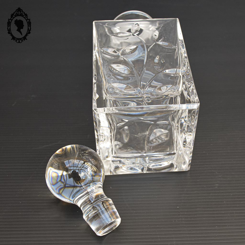 Belle carafe motif végétal en cristal avec bouchon rond vintage