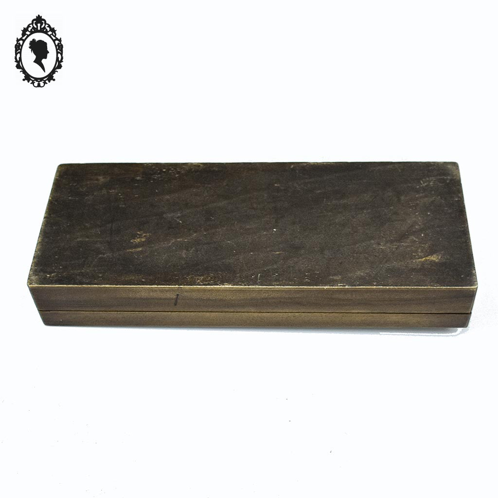 Boite longue rectangulaire en bois motifs sculptée de fleur art populaire