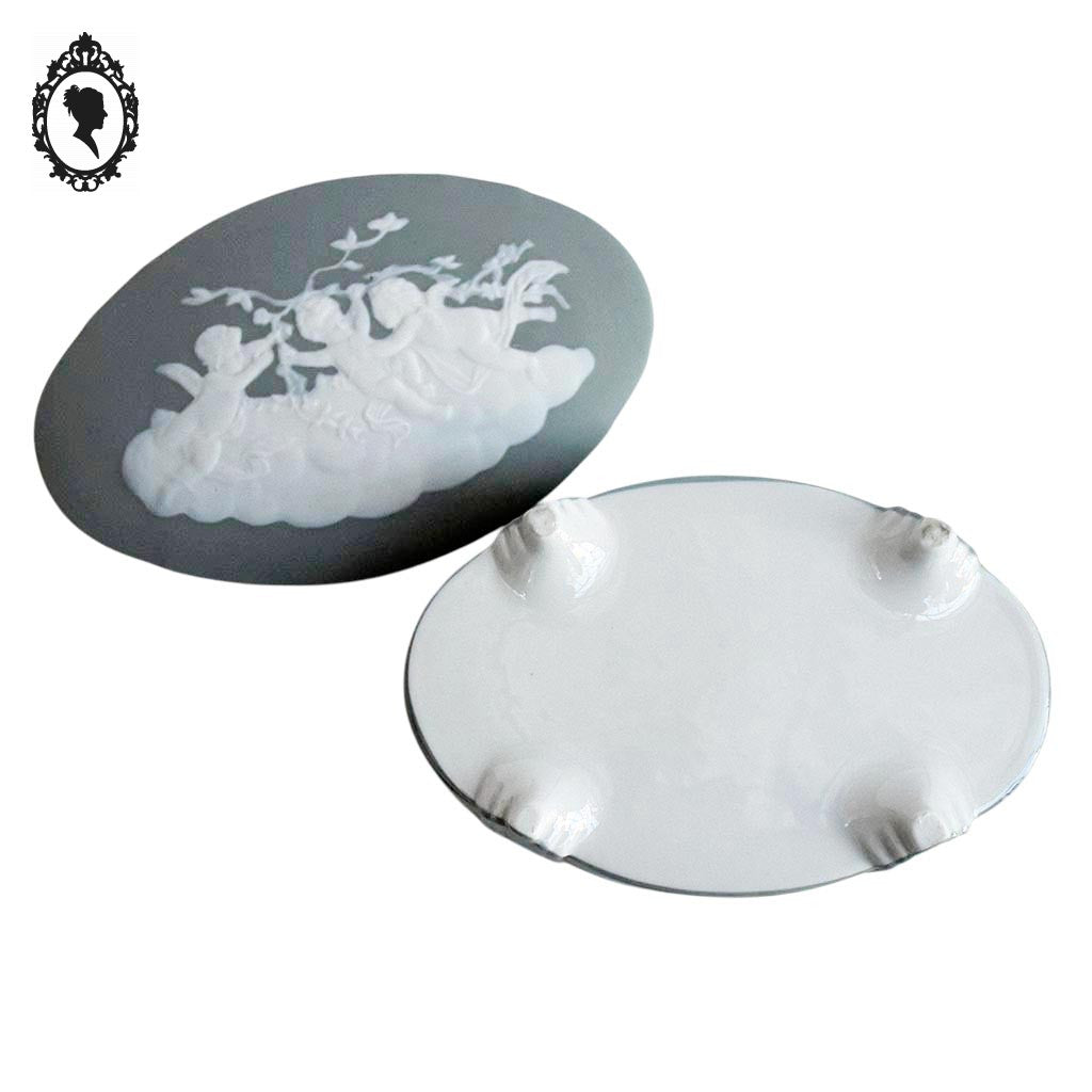 Bonbonnière ancienne boîte porcelaine biscuit vert tendre gris blanche anges