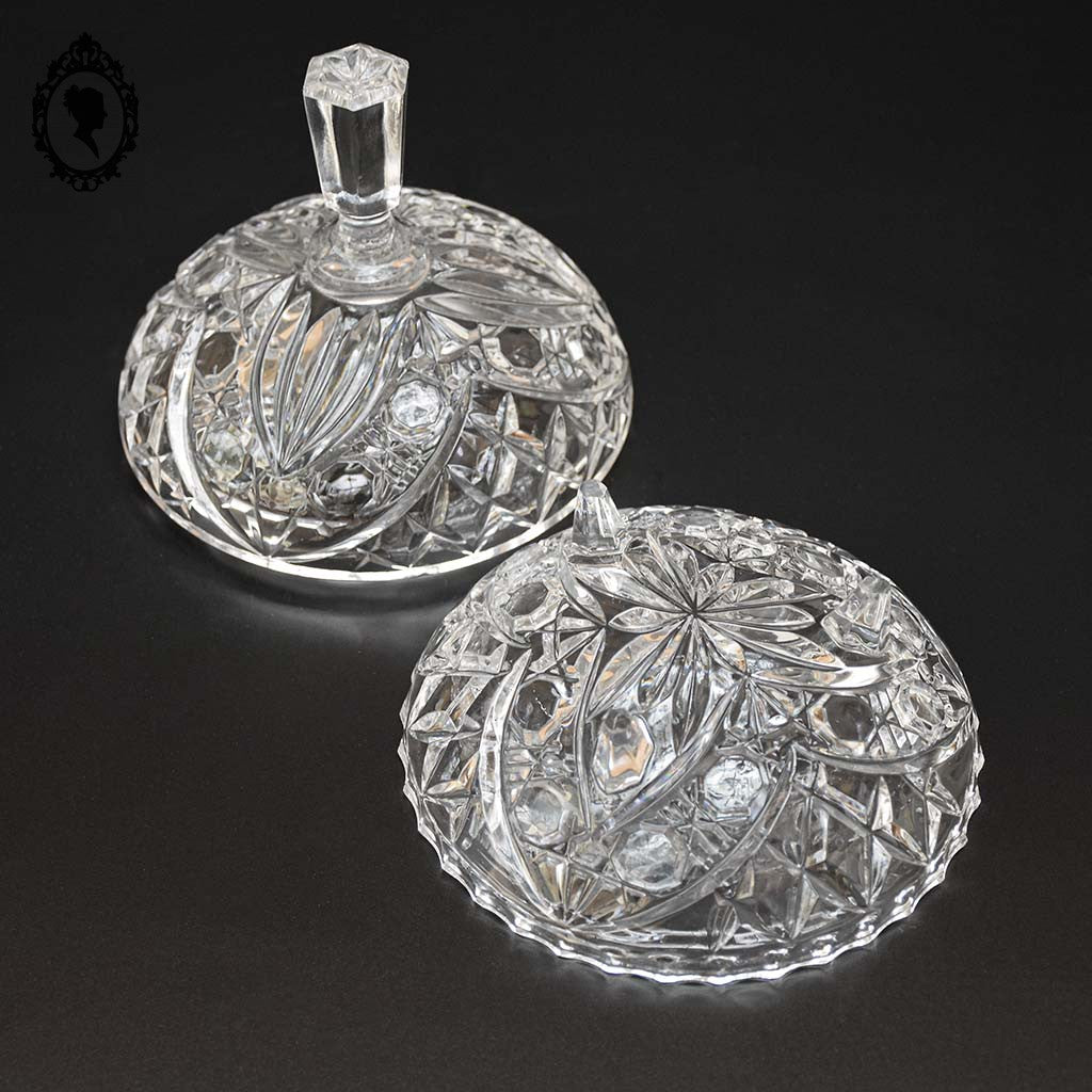Bonbonnière drageoir poignée pointue en cristal blanc ciselé trépied vintage
