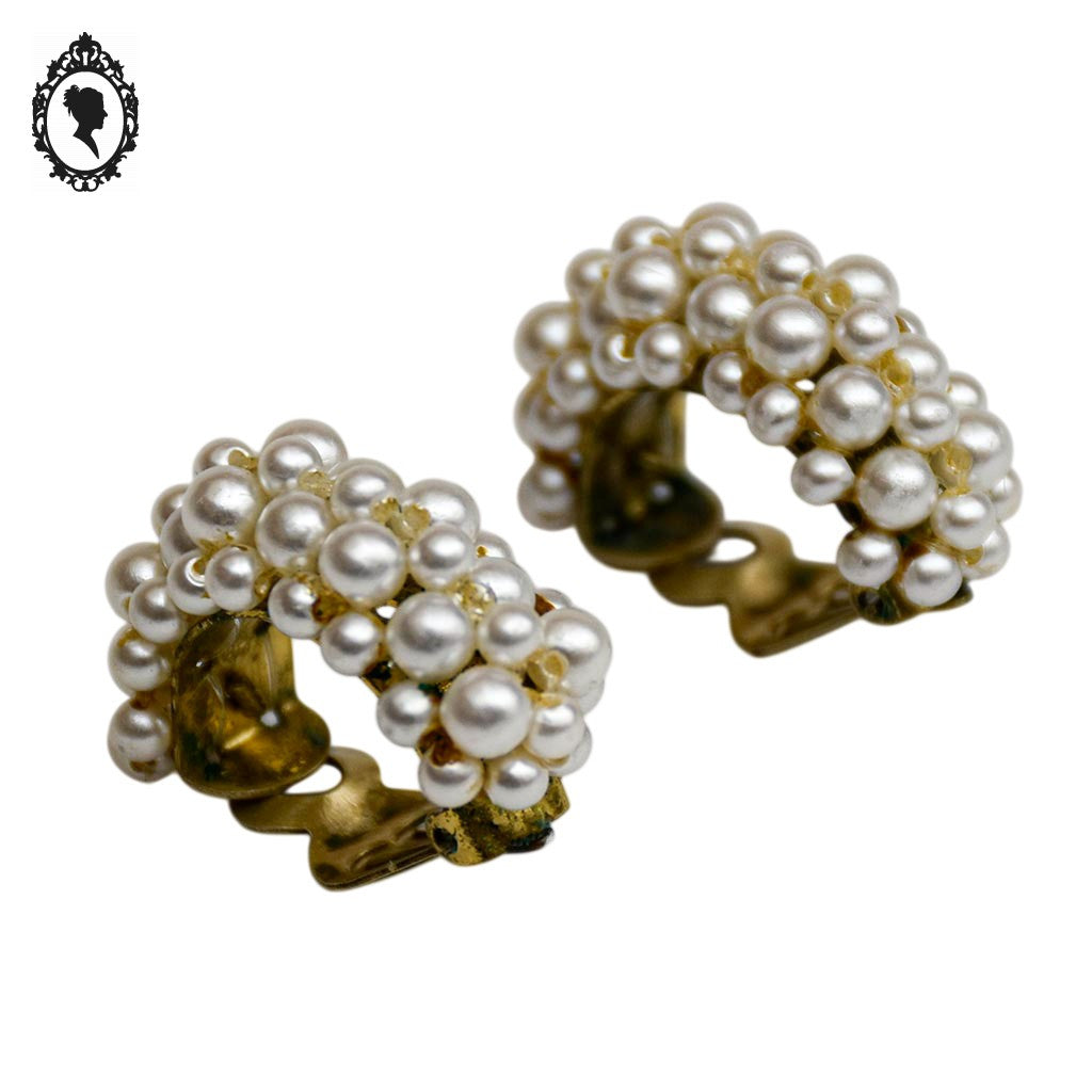Boucles d’oreilles chic à clips demi créole petites perles de culture fantaisie bijoux vintage