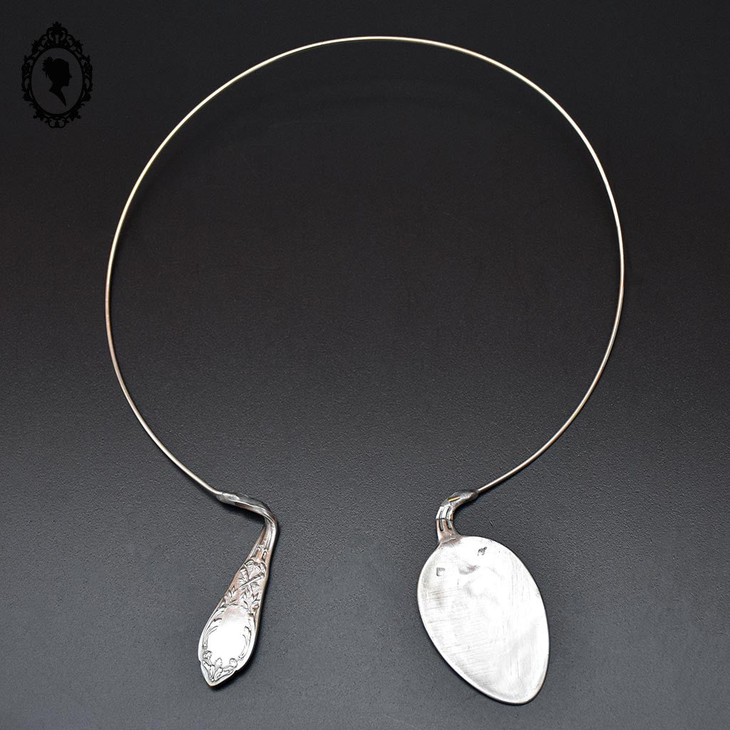 Collier original couvert ancien rond rigide en métal argent d’une cuillère vintage