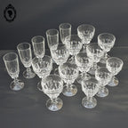 Lot 17 verres eau vin champagne sur pied en verre moulé multi facette