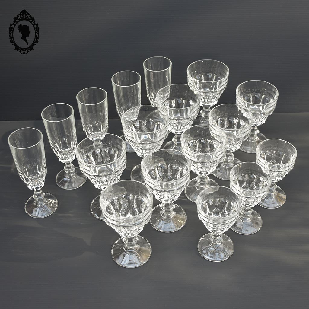 Lot 17 verres eau vin champagne sur pied en verre moulé multi facette