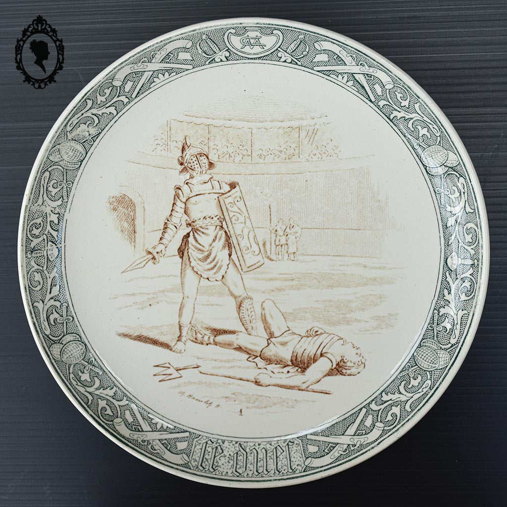 Lot 9 assiettes anciennes plates ou à dessert Terre de Fer Le Duel Louis XIV gladiateurs Creil et Montereau