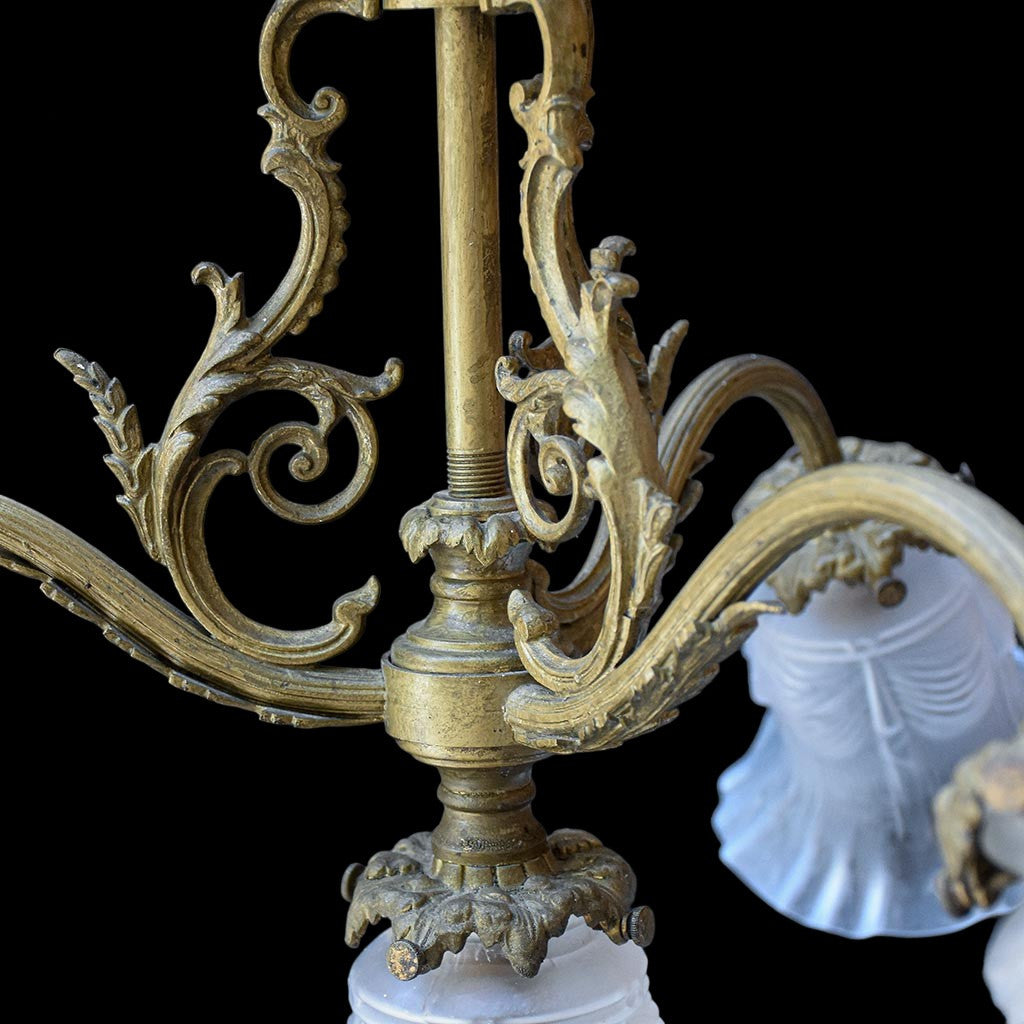 Lustre plafonnier bronze doré Napoléon III 4 lumières tulipes blanches ancien