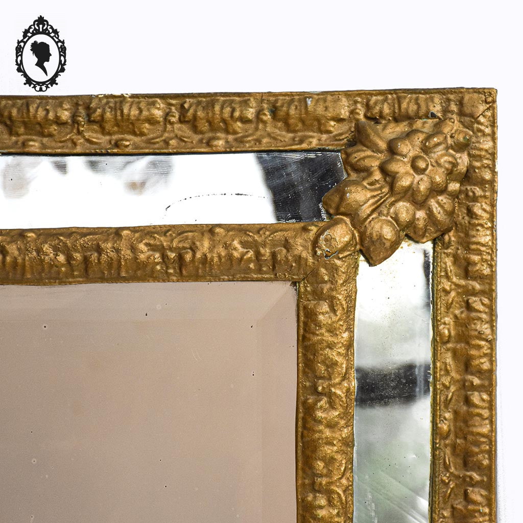 Miroir mural à parclose métal repoussé doré ancien Napoléon III H 47 cm