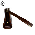 Sac à main cuir croco marron porté épaule femme chic vintage