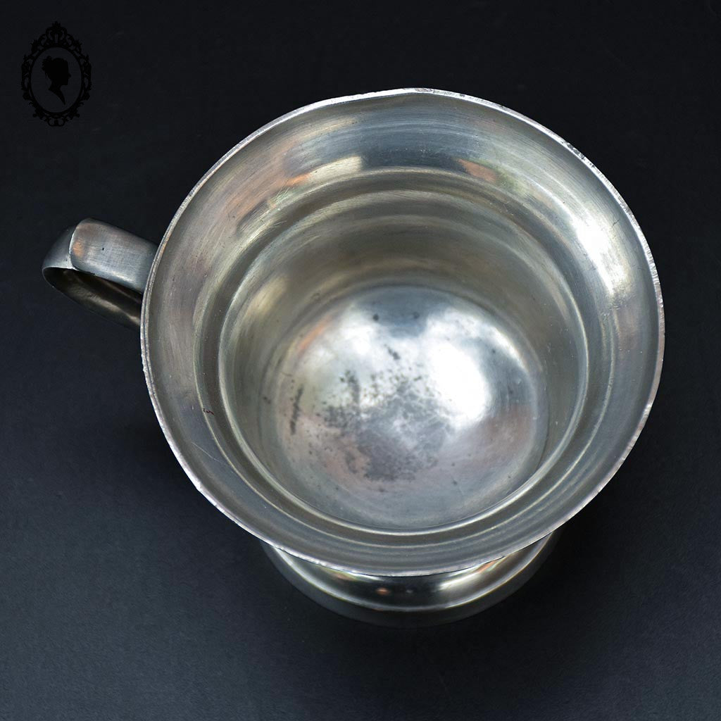 Tasse timbale piédouche avec anse en étain vintage