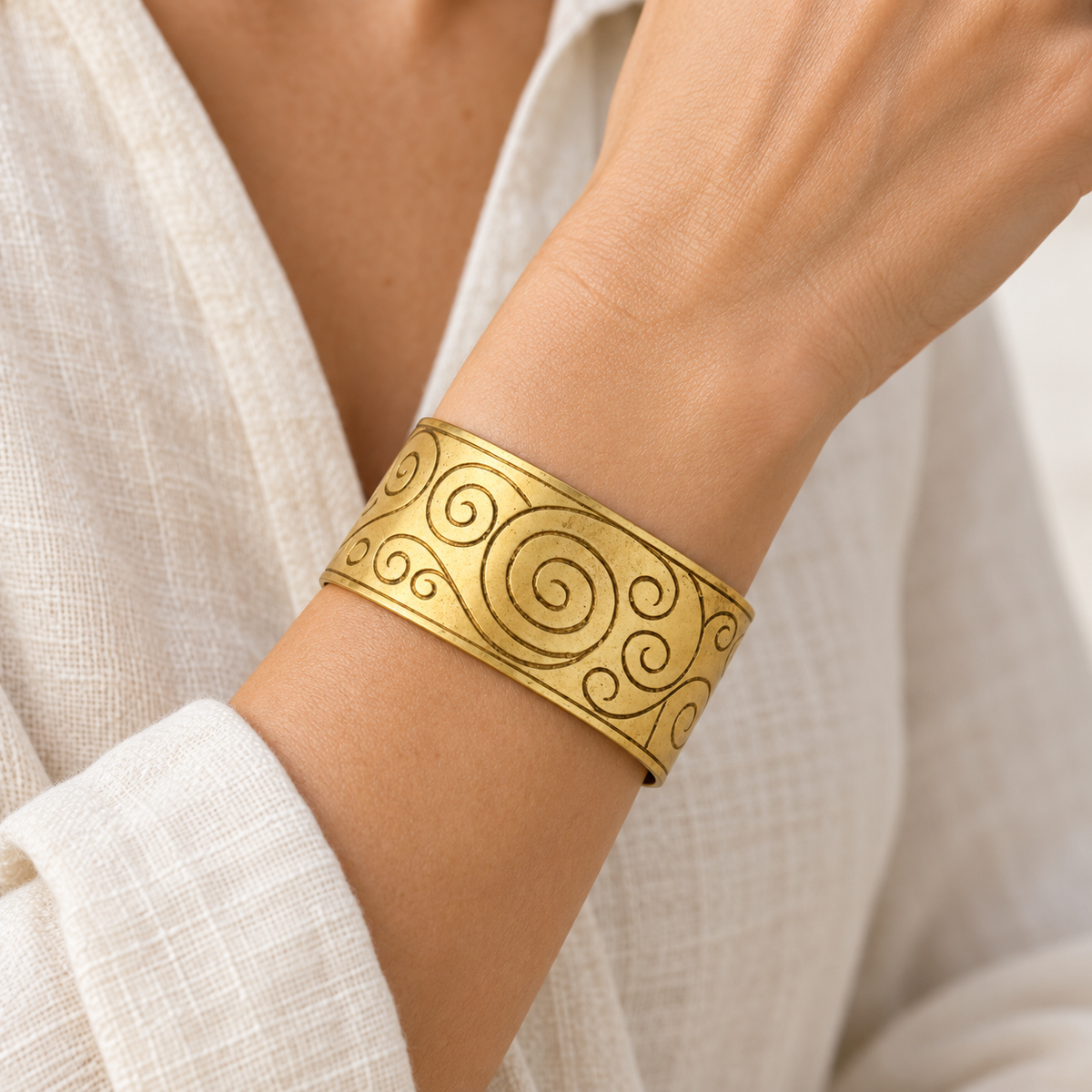 Bracelet manchette laiton doré à volutes gravées – style vintage signé BBC