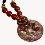 Collier style Murano rouge et doré, pendentif rond et perles noires rocailles