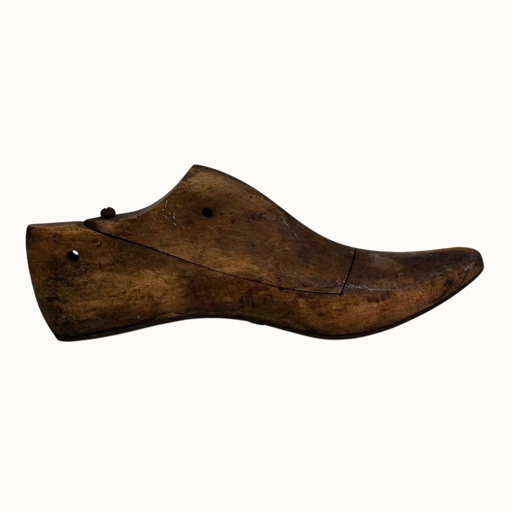 Forme de cordonnier en bois patiné – Charme d’atelier