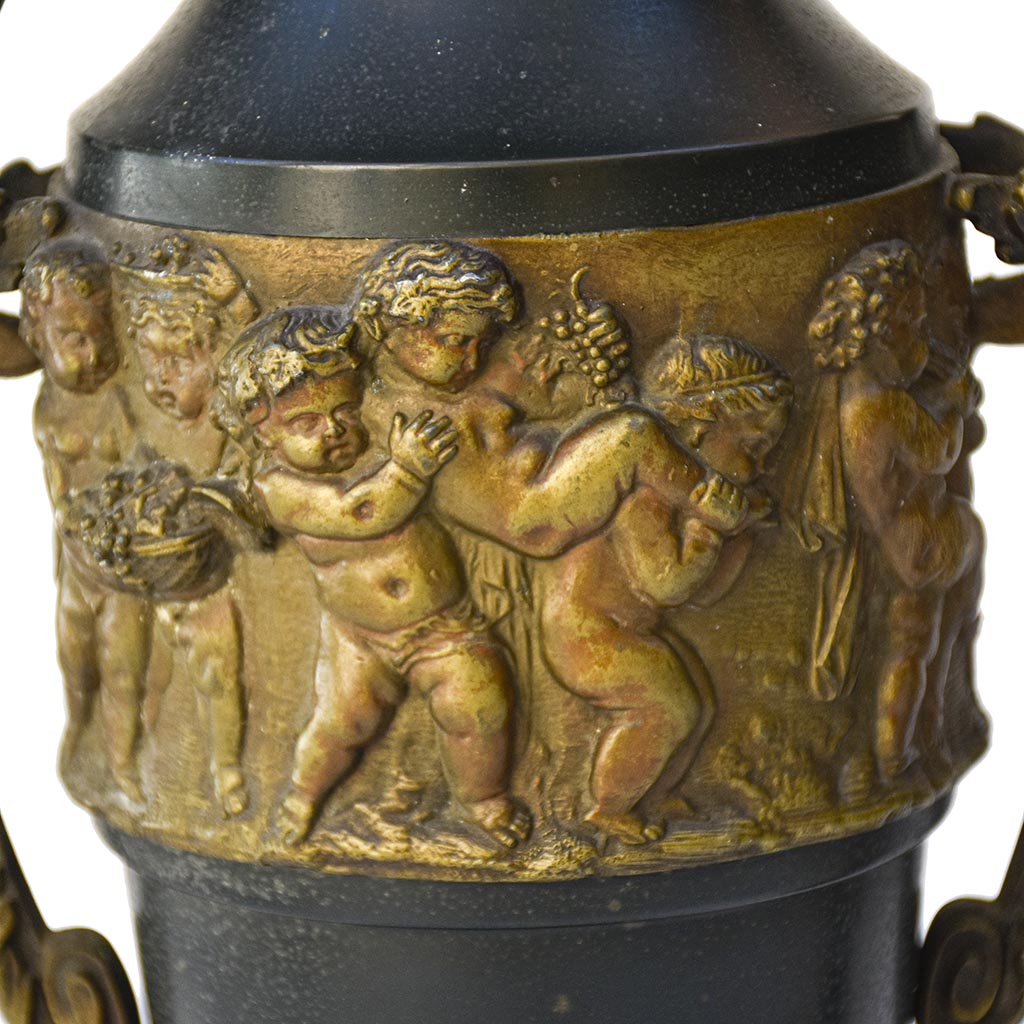 Paire de cassolettes décoratives à anses ornées et décors de putti, régule patine verte et dorée
