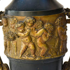 Paire de cassolettes décoratives à anses ornées et décors de putti, régule patine verte et dorée