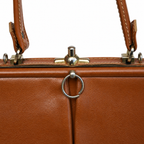 Sac à main vintage en cuir cognac à fermoir métallique et poches frontales