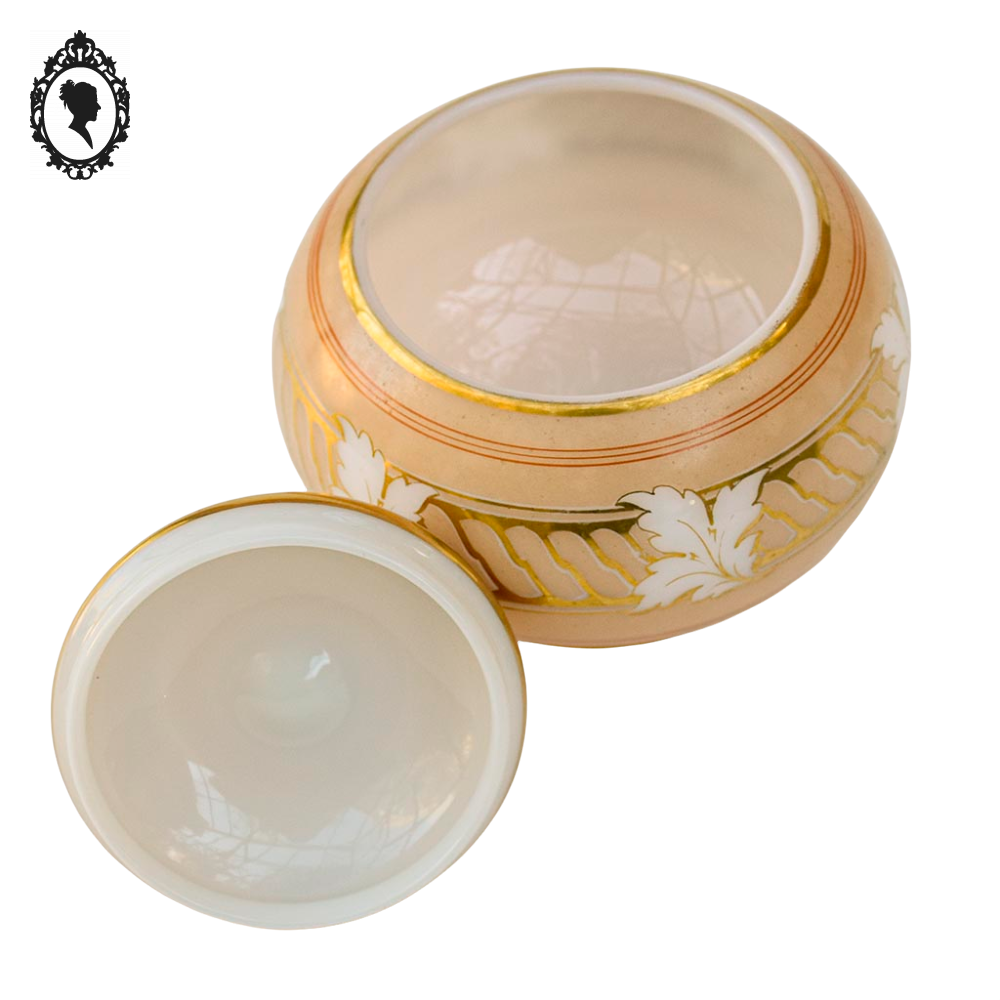 Ancienne bonbonnière boite à bijoux rose saumon or en opaline avec feuilles d’acanthe