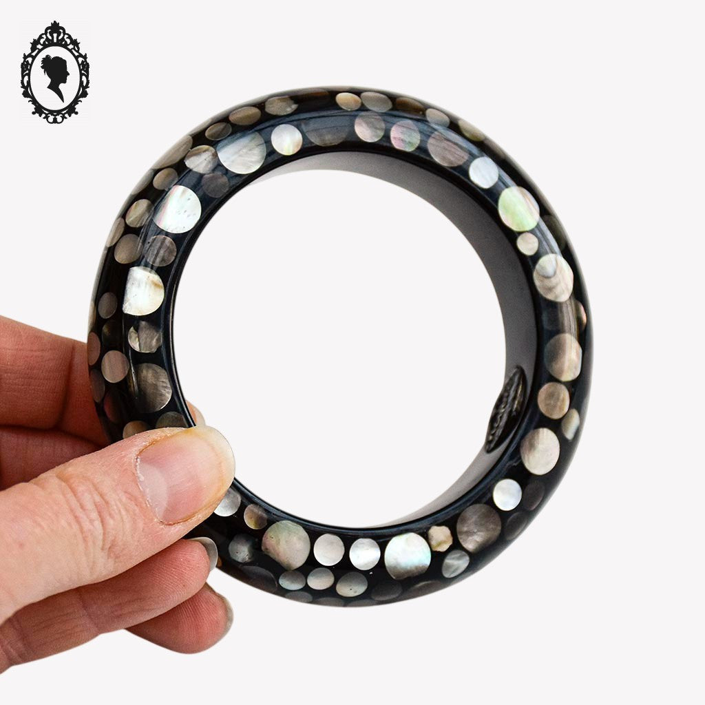 Chic bracelet jonc gris à poids de nacre rigide Nature