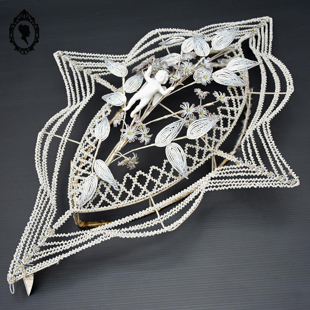 Couronne florale perles blanches objet de curiosité mortuaire ancienne 1900 H 75 cm