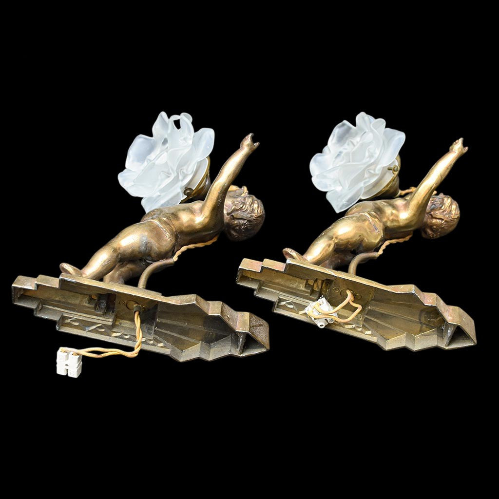 Deux appliques murales à 1 lampe ange chérubin bronze doré et pâte de verre Art déco