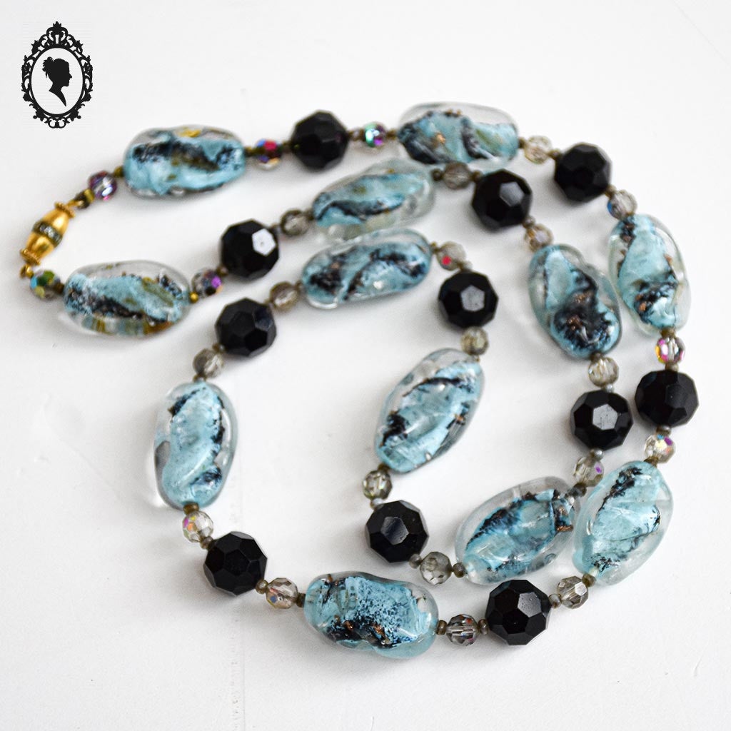 Élégant long collier perles de verre vénitien Murano bleu noir vintage ancien