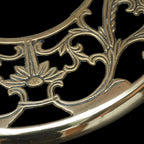 Élégant porte plante laiton doré rond ciselé ajouré sur 3 roulettes vintage ancien