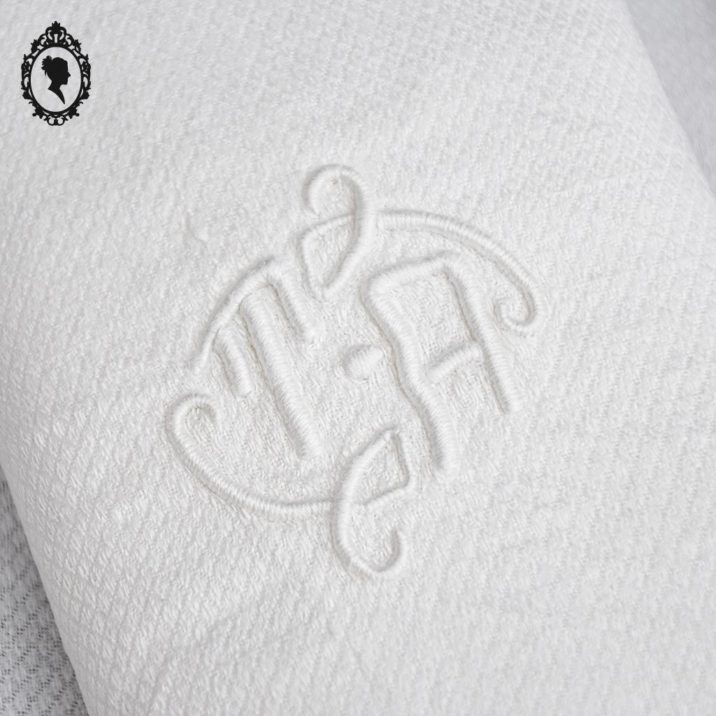 Lot 8 serviettes de table damassées blanches anciennes monogrammes TA 67 x 64 cm