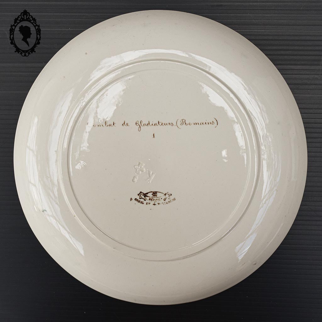 Lot 9 assiettes anciennes plates ou à dessert Terre de Fer Le Duel Louis XIV gladiateurs Creil et Montereau