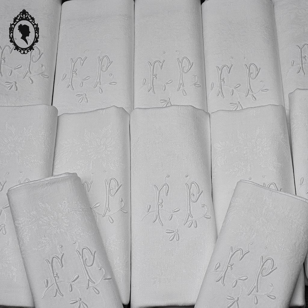 Lot service 12 serviettes de table anciennes damassées blanches monogramme FP