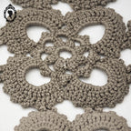Napperon allongé original en crochet ancien vintage fait main teint beige taupe 68 x 31 cm