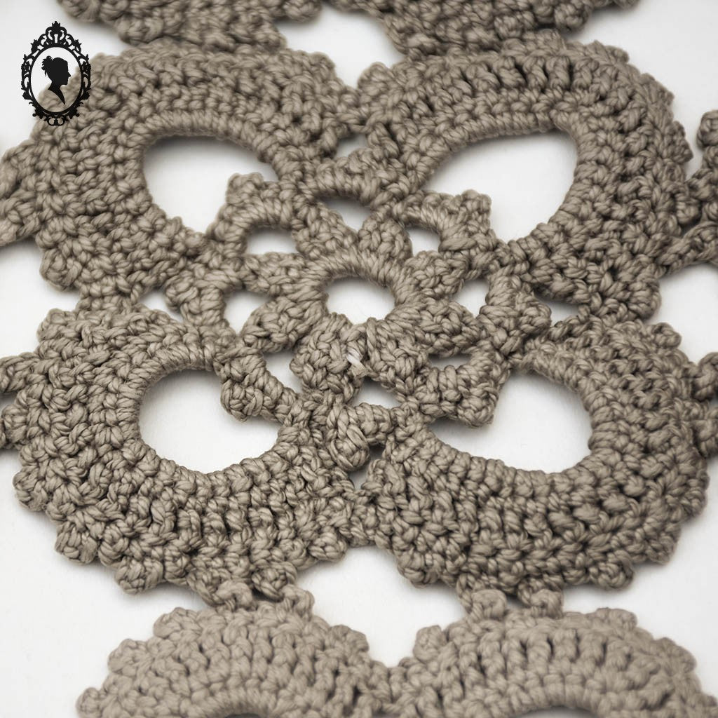 Napperon allongé original en crochet ancien vintage fait main teint beige taupe 68 x 31 cm