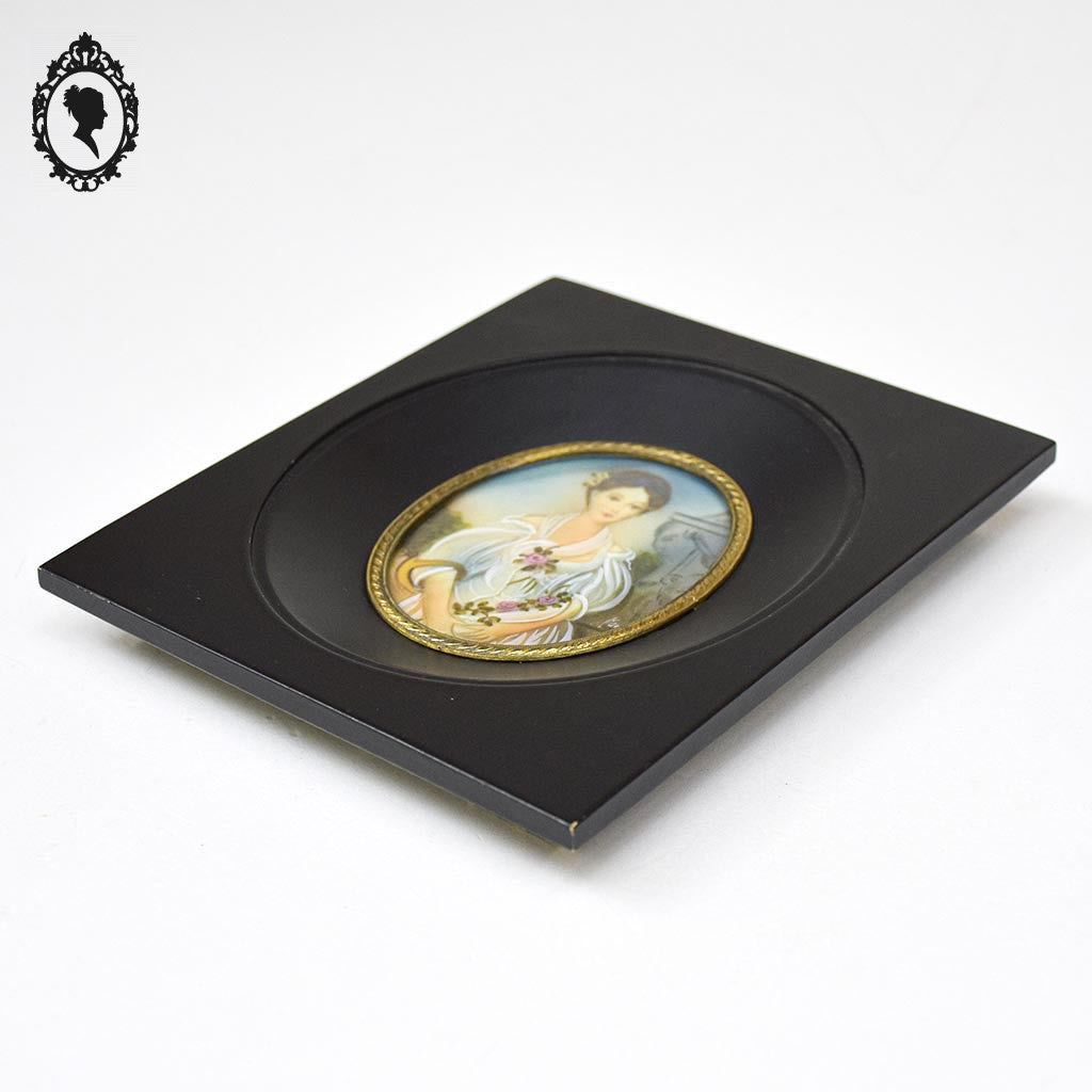 Petit cadre miniature portrait médaillon femme élégante sur ivoire La cruche cassée grecque ancien