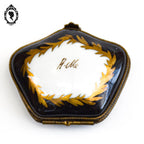 Pilulier boite romantique noir, or fleurie sur porcelaine blanche vintage signée