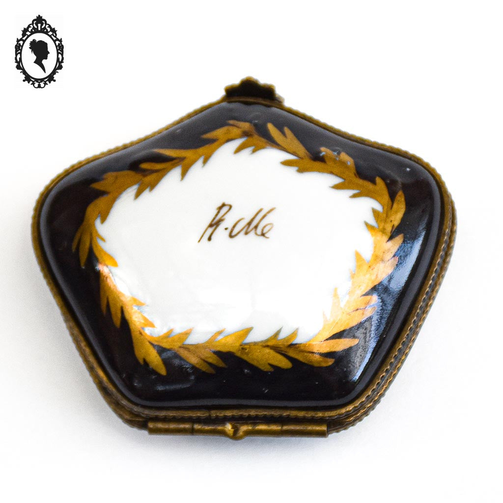 Pilulier boite romantique noir, or fleurie sur porcelaine blanche vintage signée