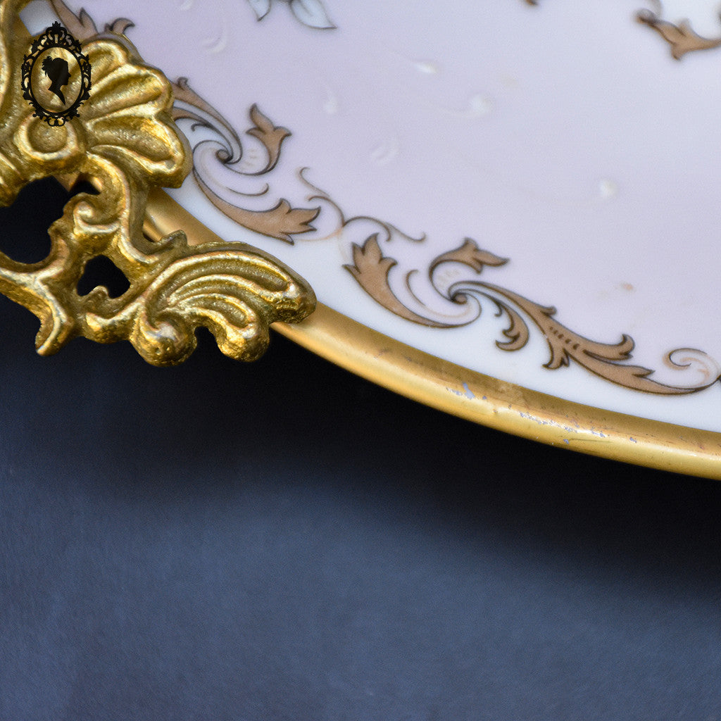 Romantique plat ovale fleuri porcelaine de Limoges rose poignées laiton Burroughs ancien