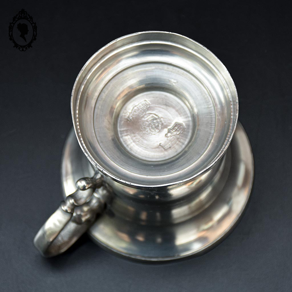 Tasse timbale piédouche avec anse en étain vintage