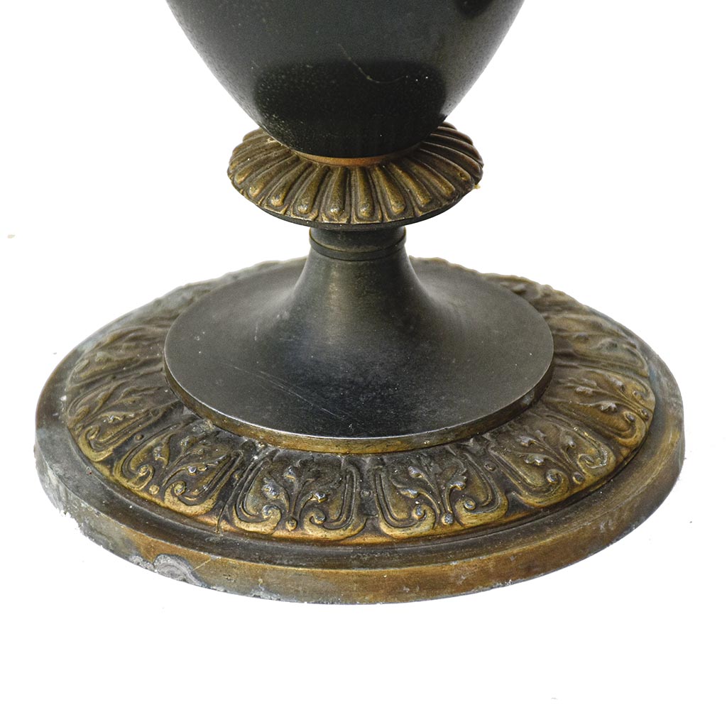 Paire de cassolettes décoratives à anses ornées et décors de putti, régule patine verte et dorée