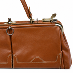 Sac à main vintage en cuir cognac à fermoir métallique et poches frontales