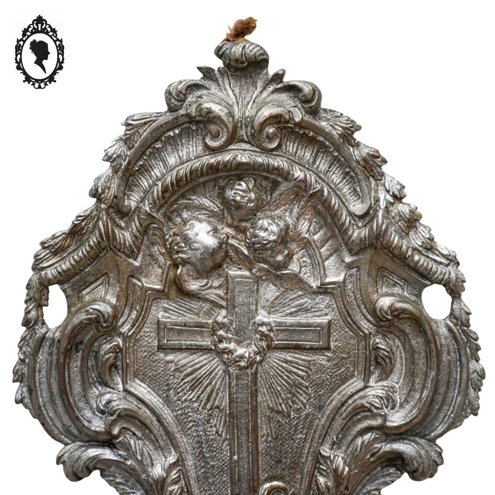 Bénitier avec croix et anges gris argenté en métal régule ancien