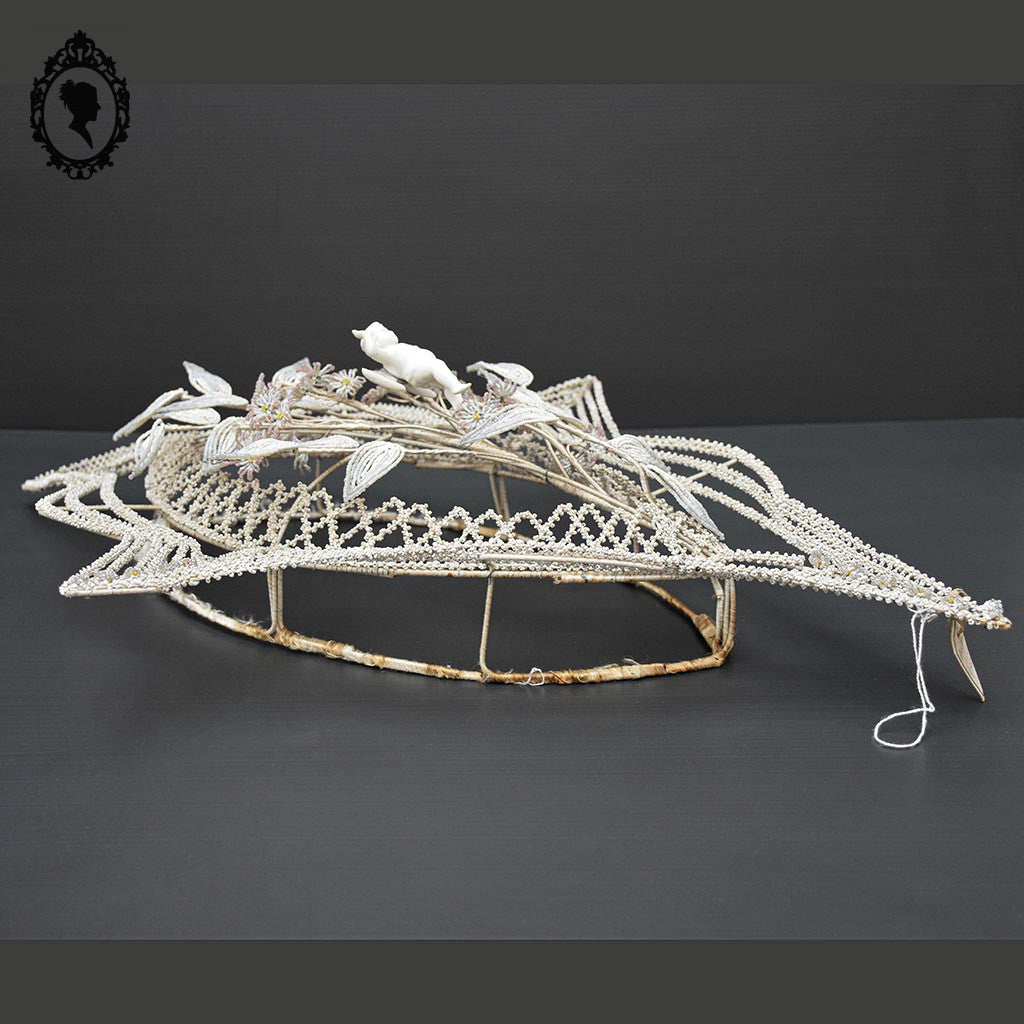 Couronne florale perles blanches objet de curiosité mortuaire ancienne 1900 H 75 cm